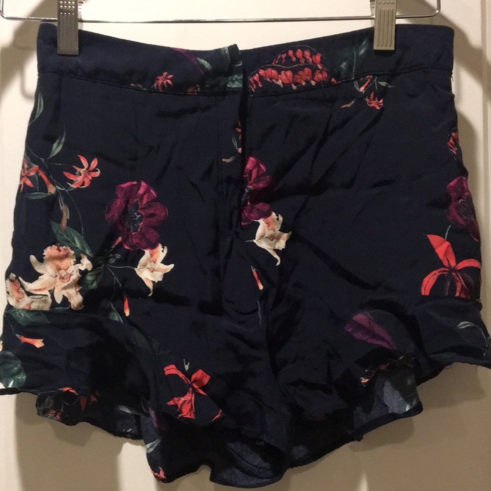 Zara womens zip up high waisted high rise floral shorts w/ ruffle hem size S